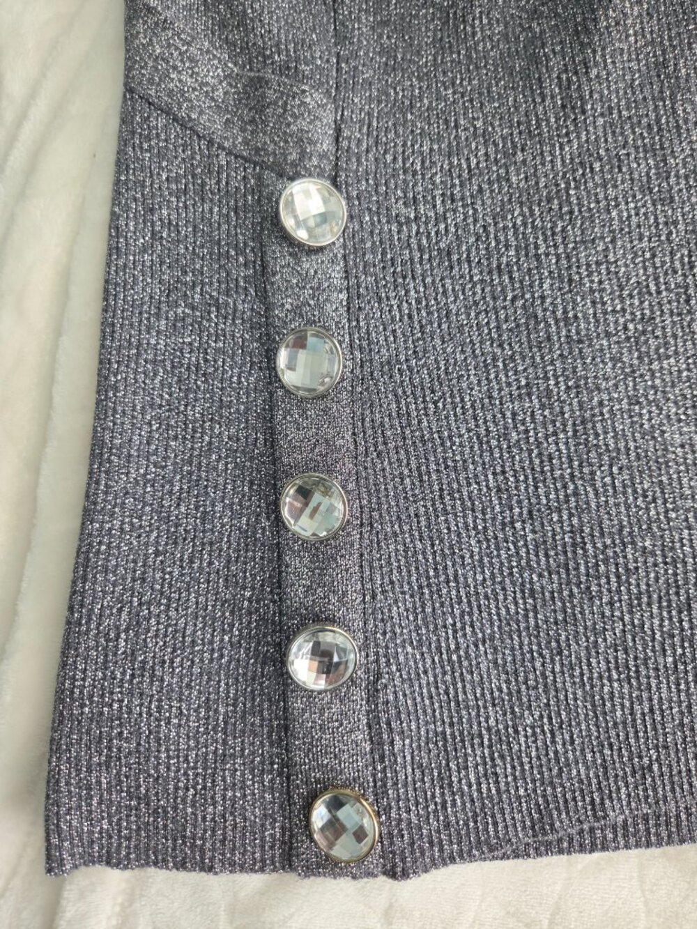 CABLE & GAUGE METALLIC AND GRAY SILK KNIT V NECK, SIZE M-L, 3/4 SLEEVE. - Picture 6 of 7
